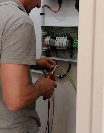 Illustration d'un technicien effectuant une réparation d'onduleur solaire.