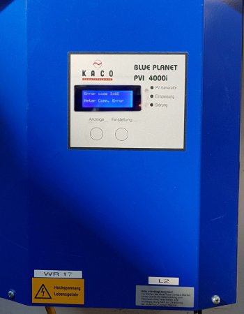 Onduleur photovoltaïque affichant un code erreur.