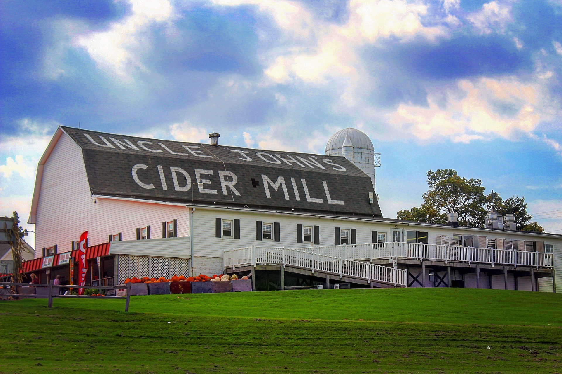 Uncle John's Cider Mill Barn Early Day