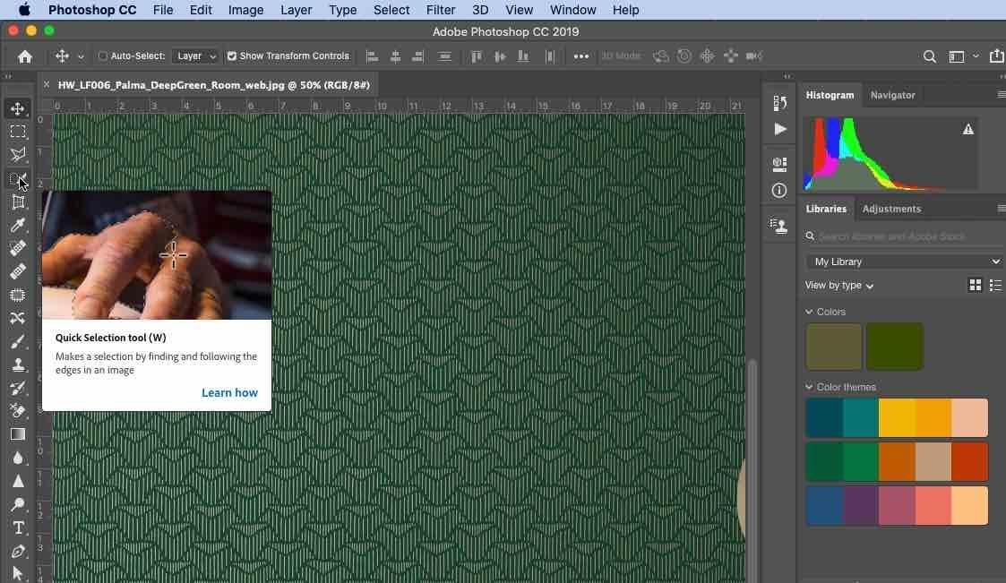 Photoshop showing keyboard commands when hovering over a toolbar icon