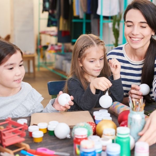 kids making ornaments with mom