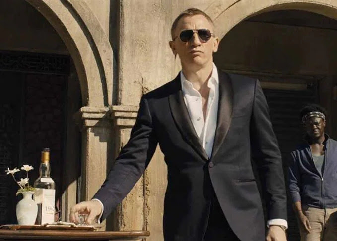 Daniel Craig as Bond drinking Macallan 1962