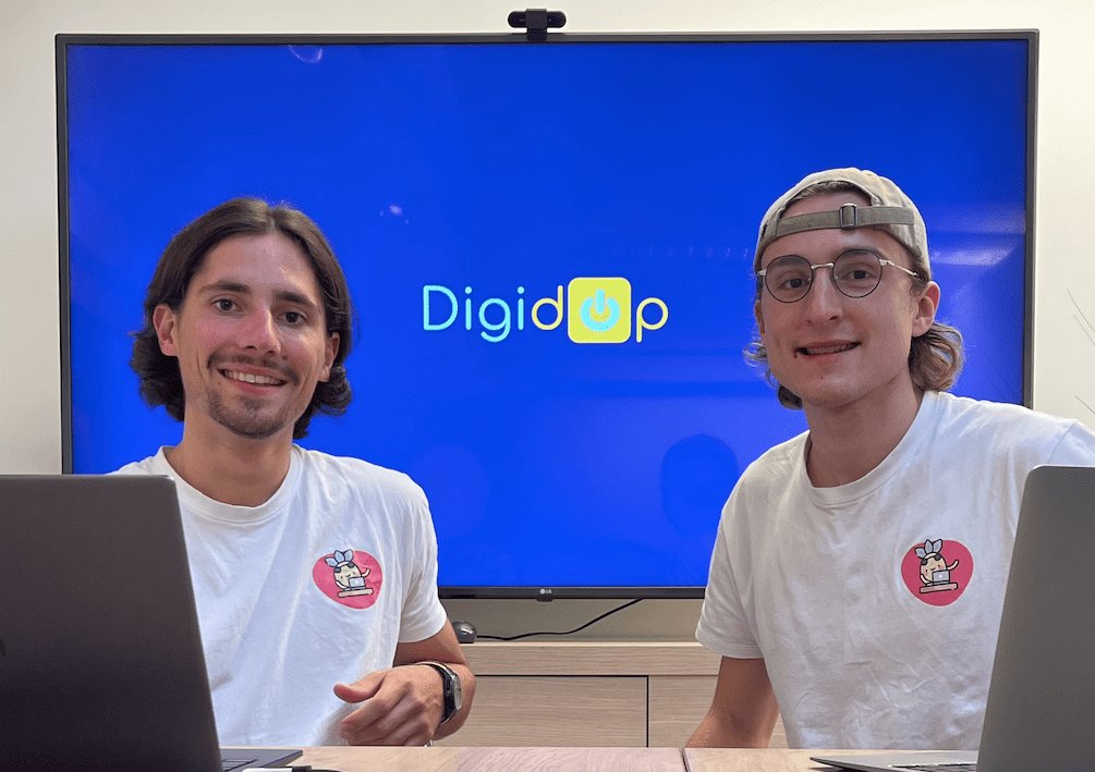 Photo de Thomas et Florian devant un écran avec le logo de Digidop