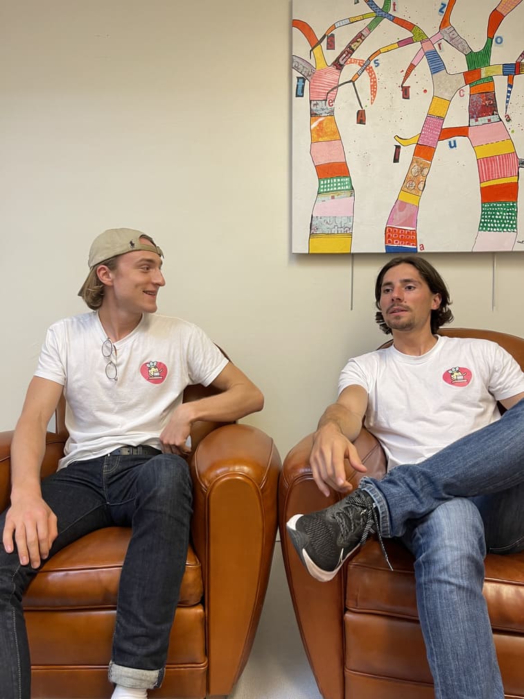 Photo de Thomas et Florin assis dans des fauteuils en cuirs