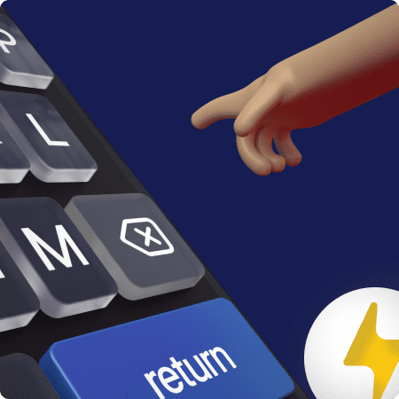 Une main pointant un clavier d'ordinateur avec un icône de foudre en bas à droite