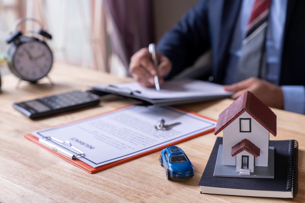 New insurance agent signing dec page