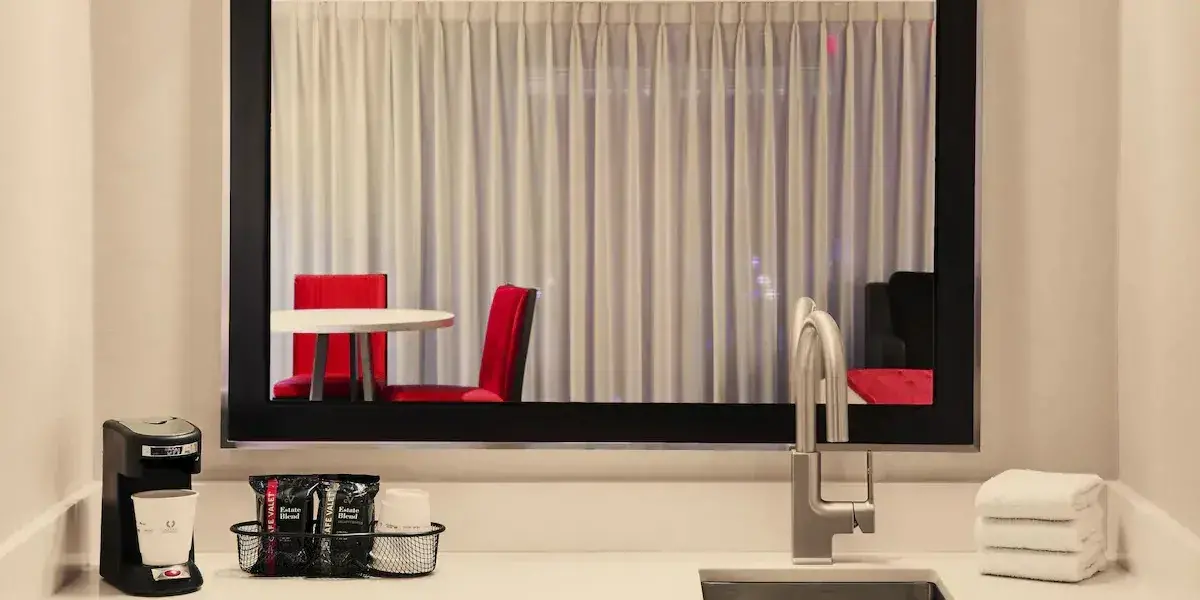 Resort Studio Suite Two Queens High Roller View Horseshoe Las Vegas Hotel