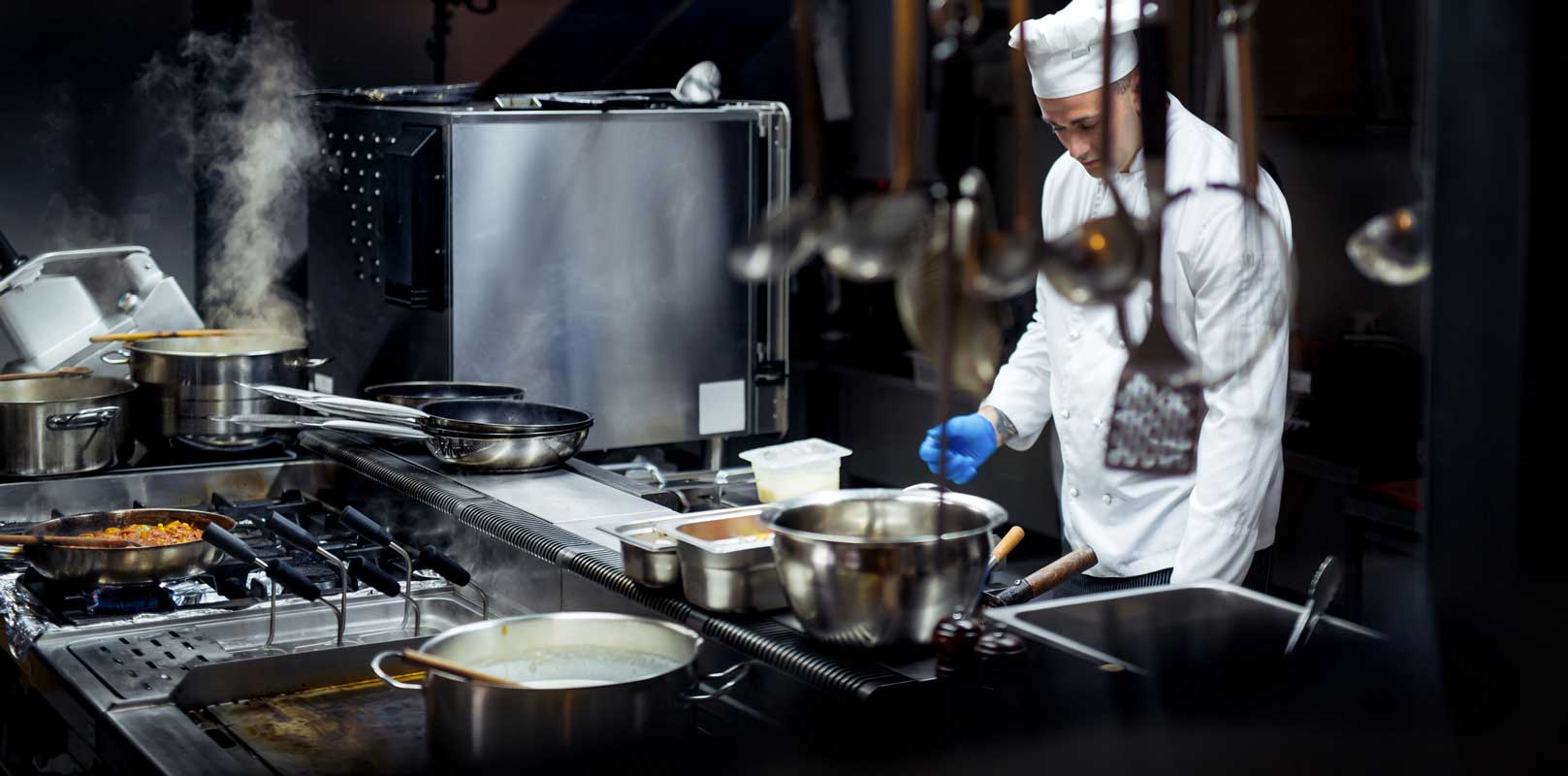 Foto de um chef de cozinha preparando um prato em um restaurante