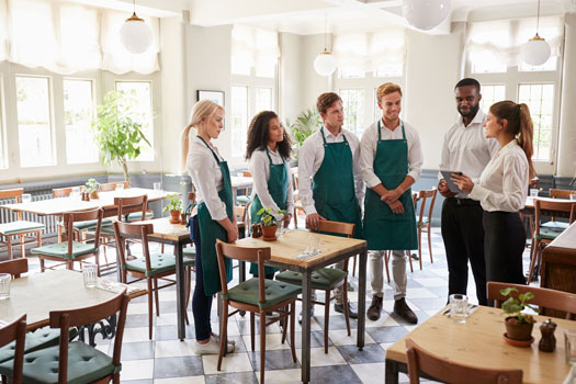Foto de uma equipe de restaurante se organizando antes da abertura do estabelecimento