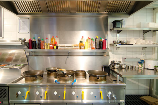 Foto de cozinha de restaurante pequena sem nenhum item sendo produzido