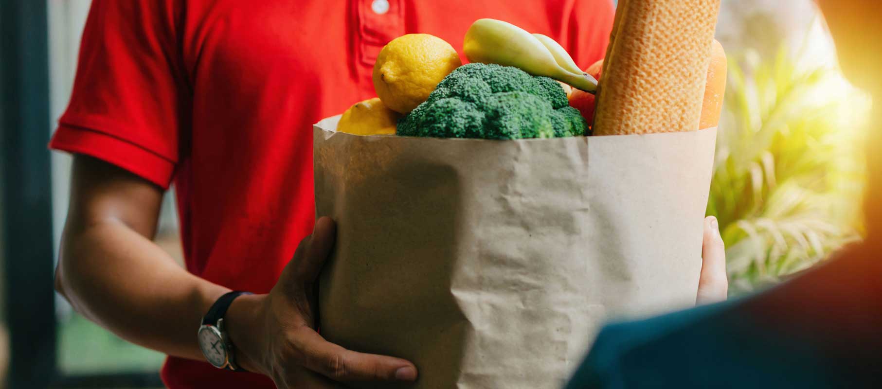 Foto de uma entrega de frutas e itens de supermercadi