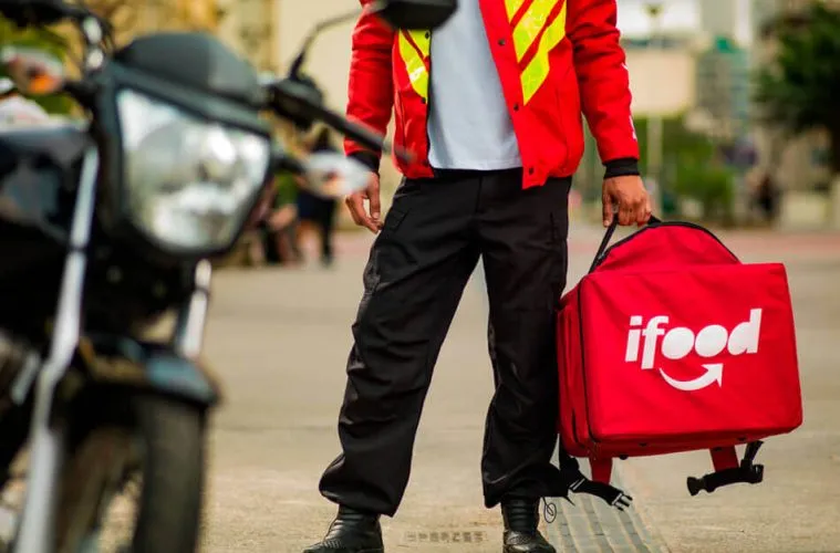 Foto de entregador com a bag do iFood