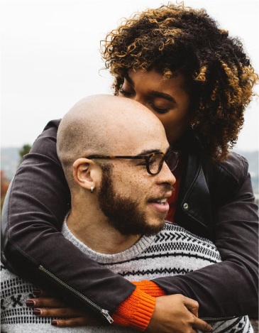 Casal abraçando