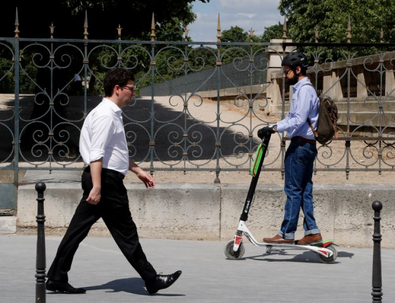 trottinette électrique dans la rue