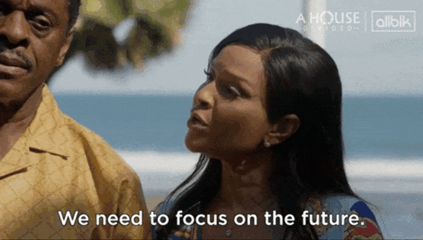 une femme dit "we need to focus on the future"