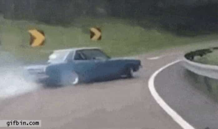une voiture qui dérape