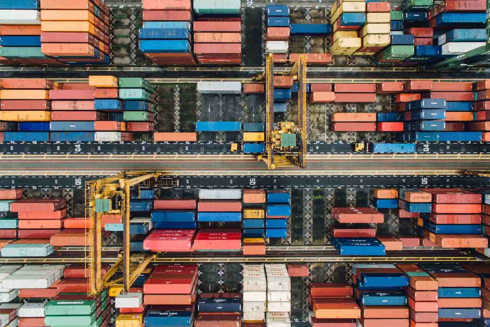 des conteneurs dans un port
