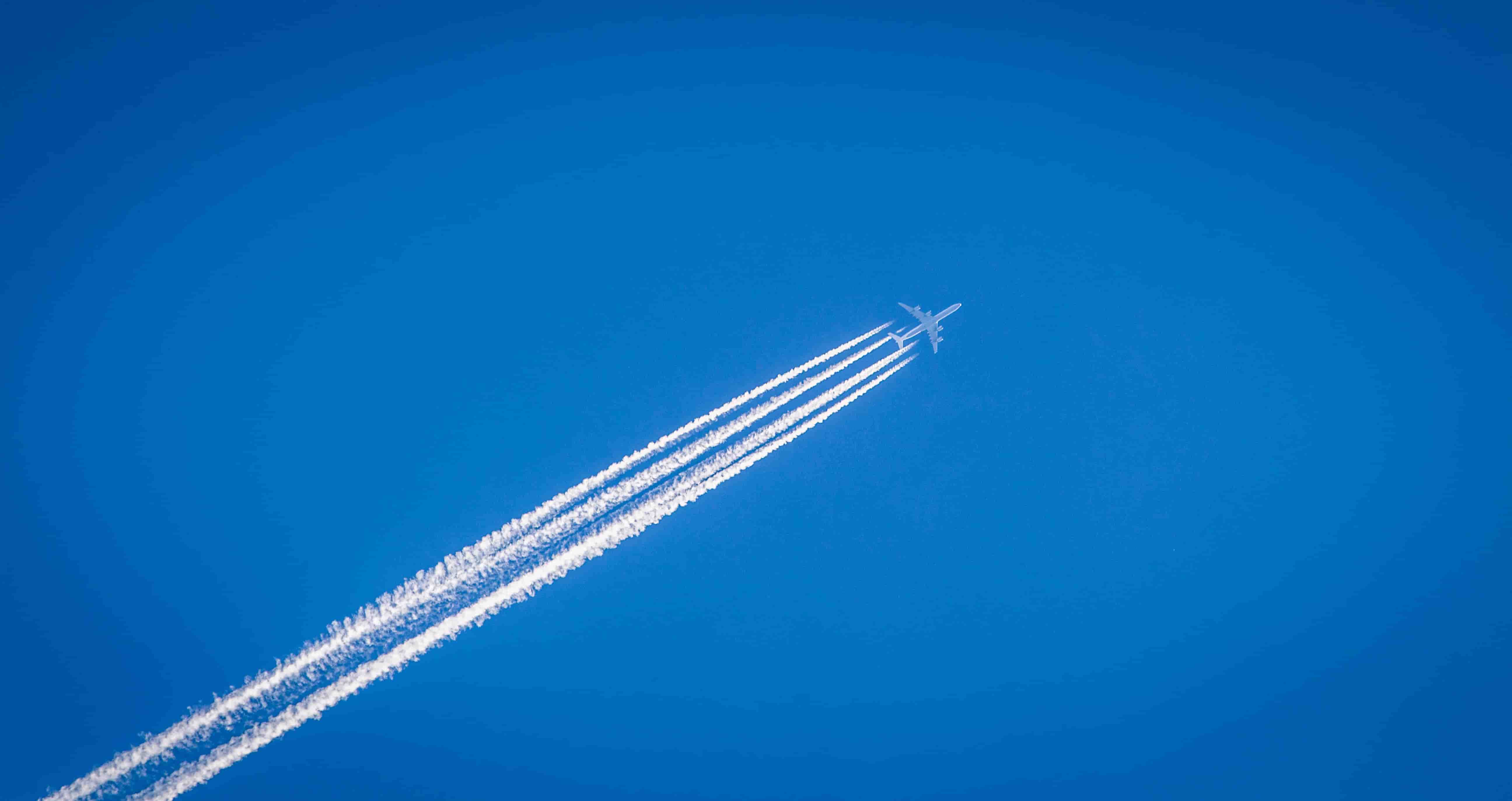 un avion laissant une trainée derrière lui