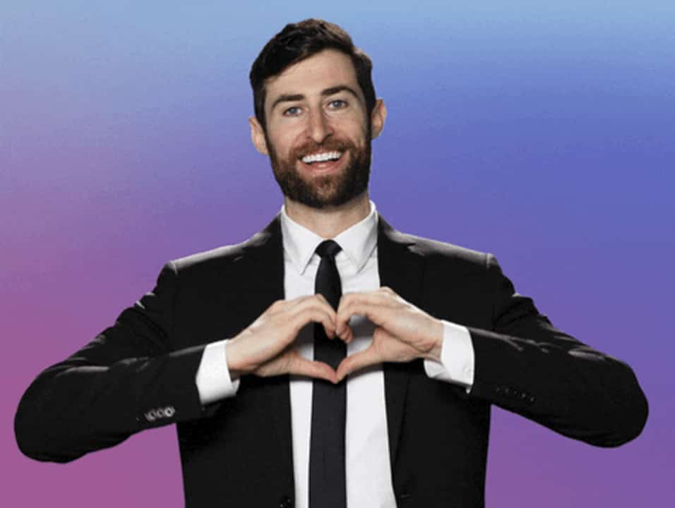 un homme fait un coeur avec ses mains