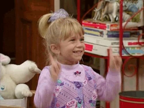 une petite fille est heureuse