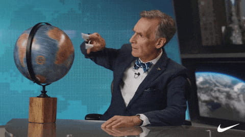 une homme fait tourner un globe terrestre