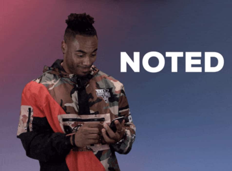 Un homme prend des notes