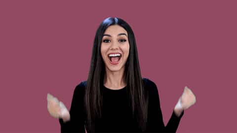 une femme saute de joie