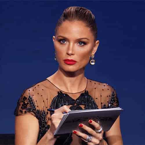 une femme prend des notes