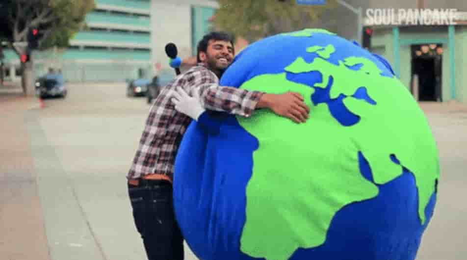 un homme prends la terre dans ses bras