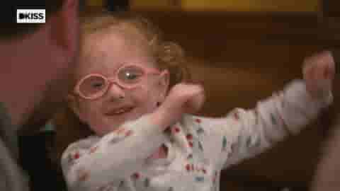 une petite fille danse