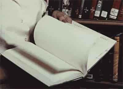 un livre ouvert aux pages blanches