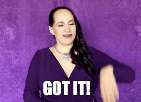 une femme habillée en violet dit got it avec la main