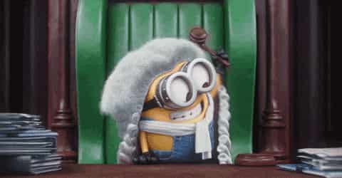 un minion déguisé en juge