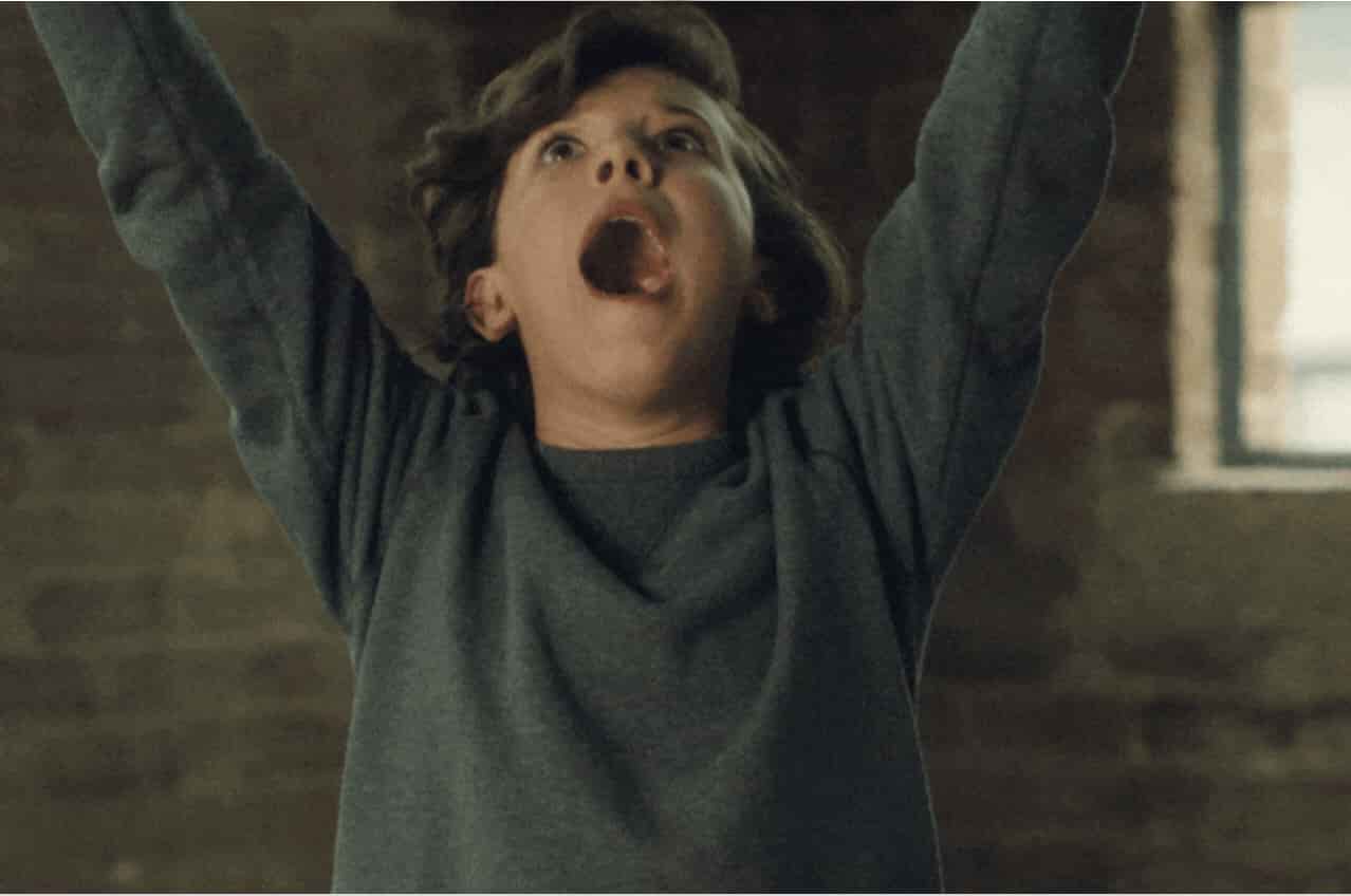 une enfant est heureux