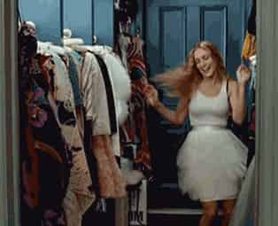 une fille danse