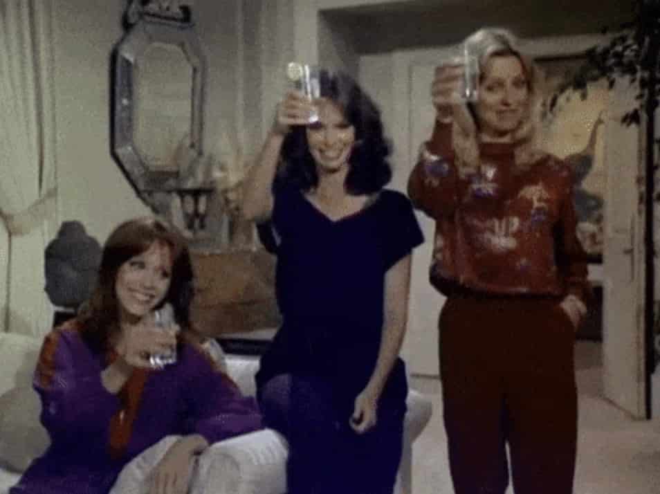 3 personnages de série lève leurs verres
