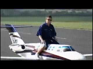 un homme sur un avion
