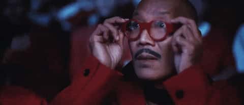 un homme baisse ses lunettes, estomaqué