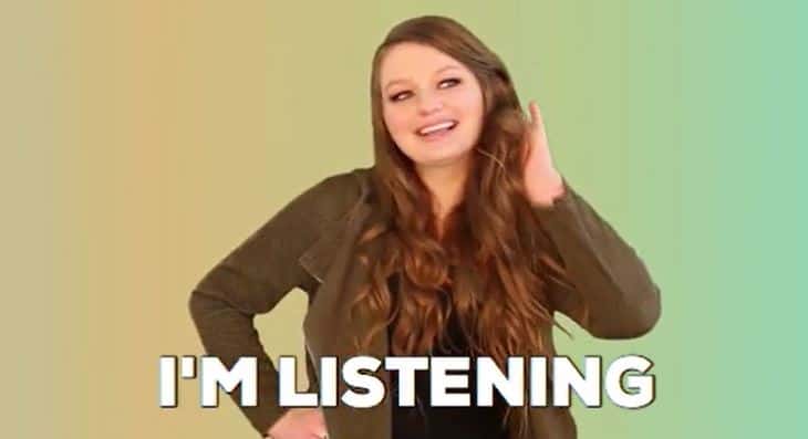 une femme dis "i'm listening" et tend l'oreille