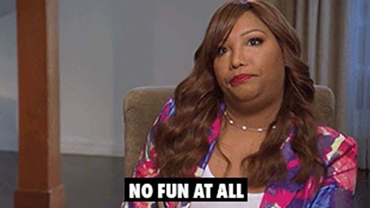 un femme fait la grimace et dis "not fun at all"