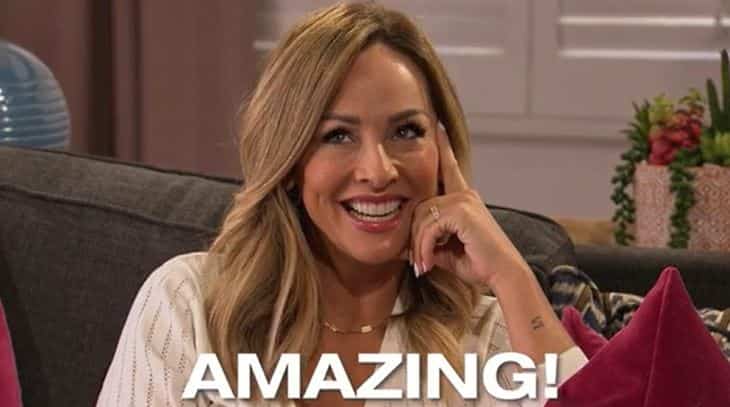 une femme souris fort et dis "amazing !"