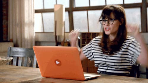 une femme est contente devant un ordinateur