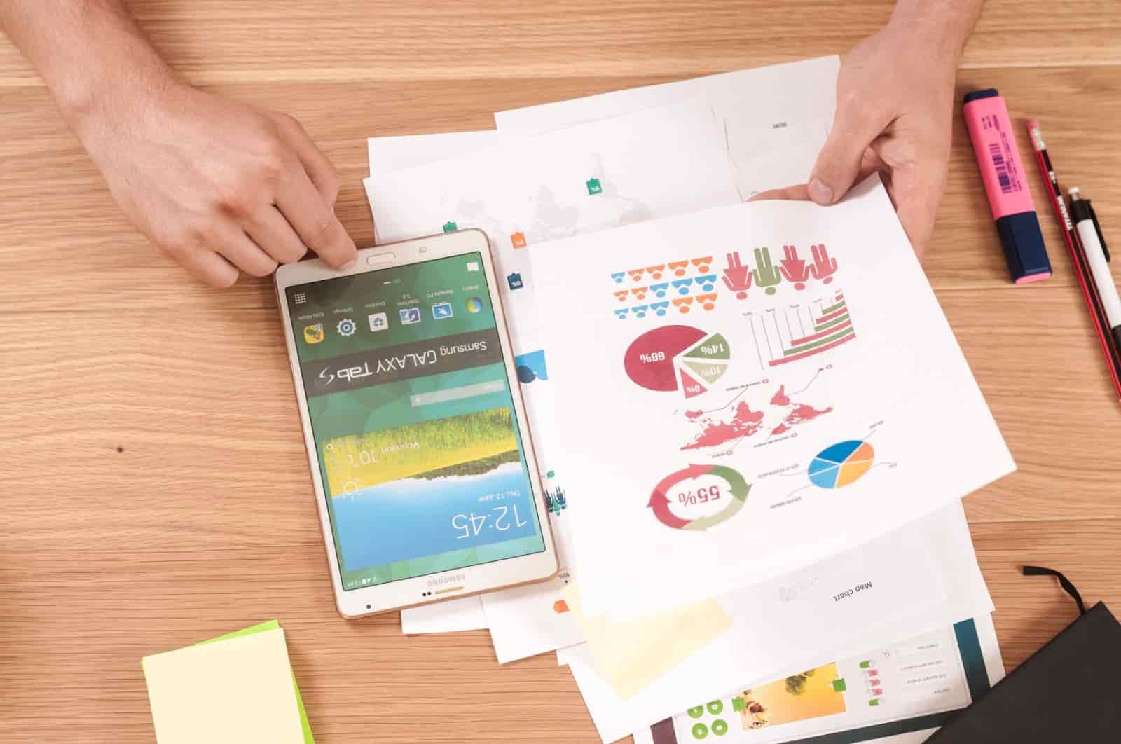 des documents et une tablette sur un bureau