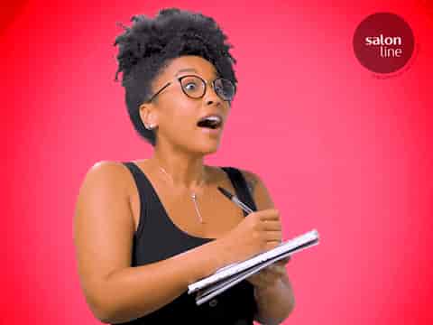 une femme prends des notes et a l'air surprise