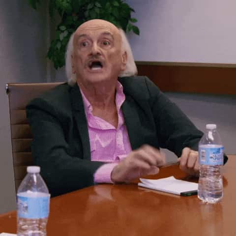 un vieil homme est choqué