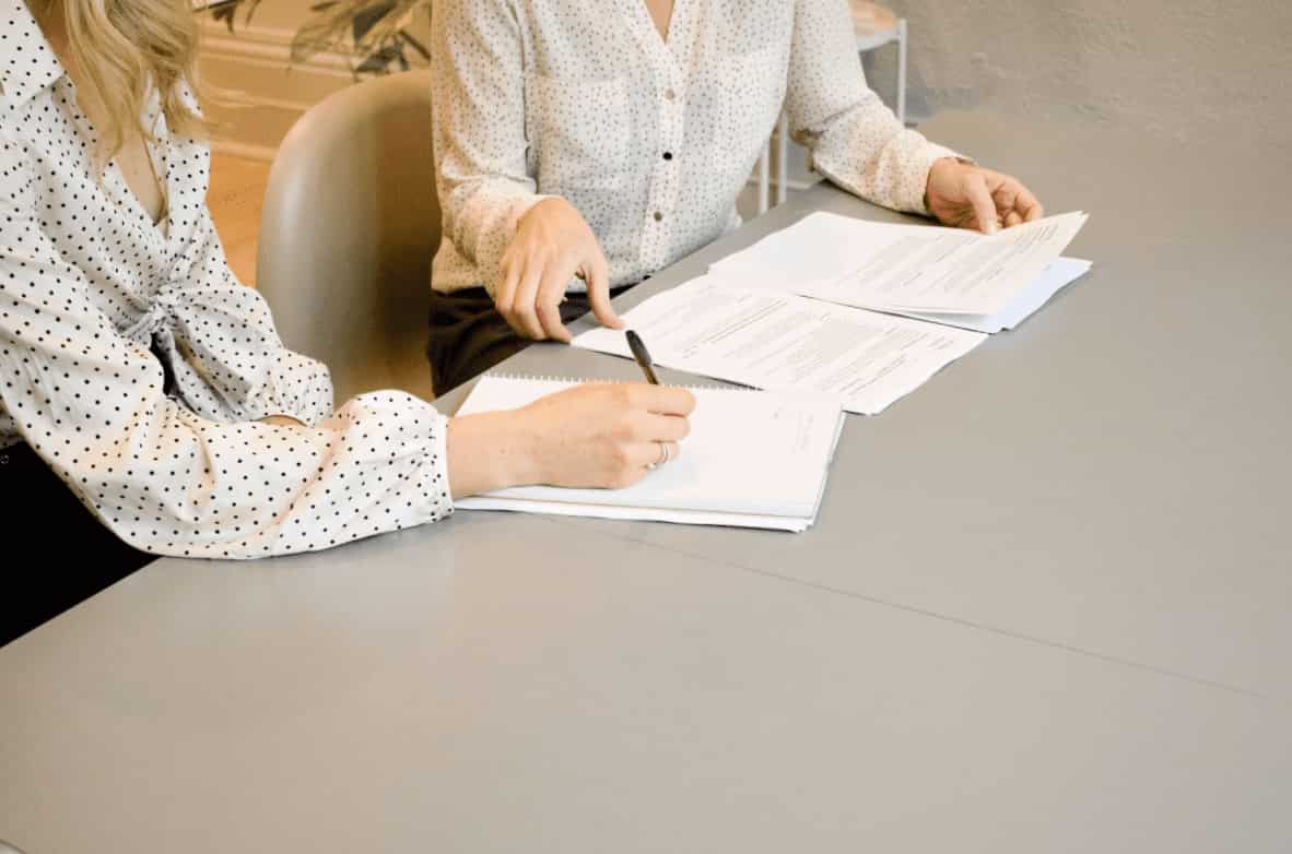 une femme qui écrit sur un document