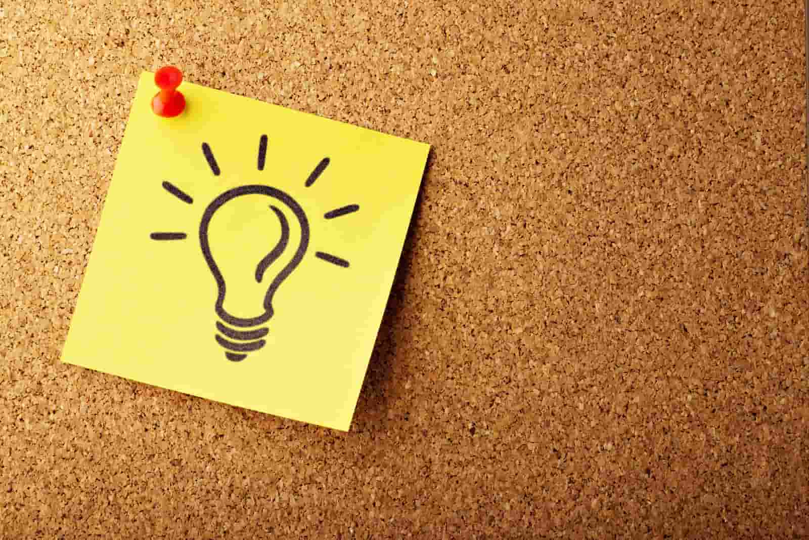 une ampoule dessiné sur un post it