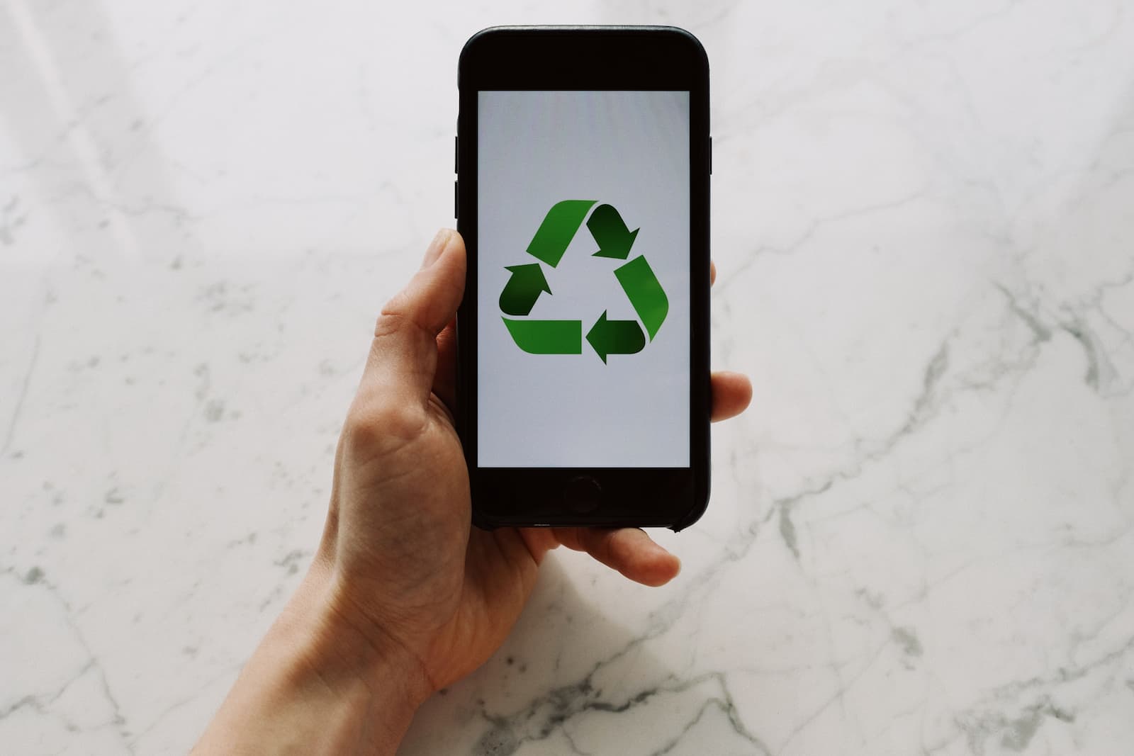 un smartphone avec un logo recyclage