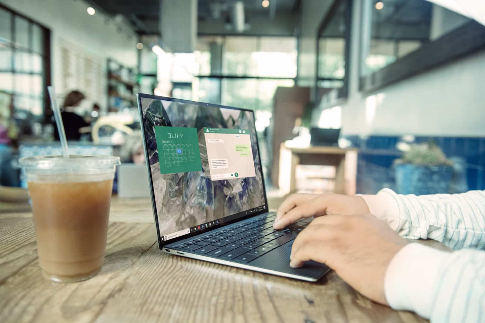 ordinateur dans un café