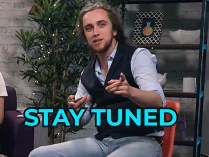 un homme dis "stay tuned"